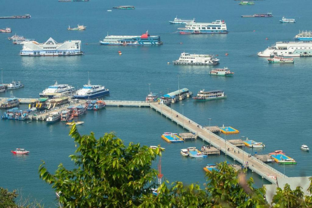 OYO 75327 Diyana Residence Pattaya Bagian luar foto